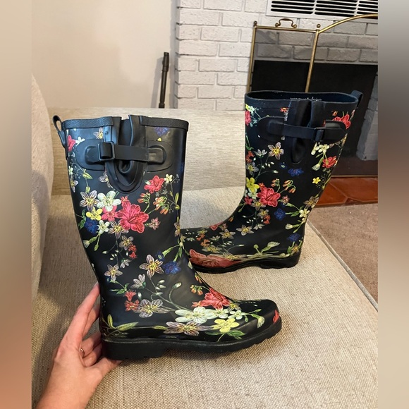 Floral rain or yard boot - Picture 4 of 6